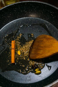 Curry de pois chiche - Ajouter la cardamome verte, la cardamome noire, la cannelle et les graines de cumin.