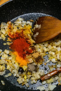 Curry de pois chiche - Ajouter la coriandre, le curcuma, le piment et le poivre.
