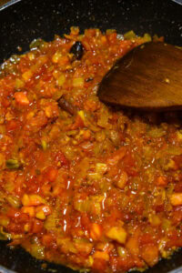 Curry de pois chiche - Faire revenir jusqu'à ce que le liquide des tomates s'évapore et que l'huile se sépare de la masala.
