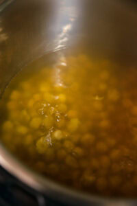Curry de pois chiche - Porter à ébullition, puis laisser mijoter jusqu'à ce qu'ils soient tendres, environ 45 min à 1 heure.