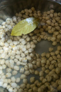 Curry de pois chiche - Les mettre dans une casserole avec l'eau, le sel, le bicarbonate et la feuille de laurier.