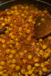 Curry de pois chiche - Couvrir et laisser mijoter environ 15 minutes, jusqu'à ce que les saveurs se lient.
