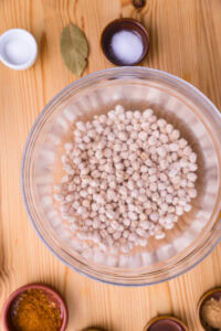 Curry de pois chiche - Faire tremper les pois chiches au moins 8 heures, en changeant l'eau plusieurs fois ( au moins 1 fois)