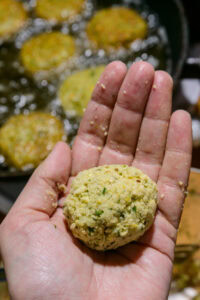 Falafels - Sans cuillère à falafels, rouler la pâte entre les mains en boulettes de la taille d'une noix, puis les aplatir très légèrement entre les paumes avant de les plonger dans l'huile.