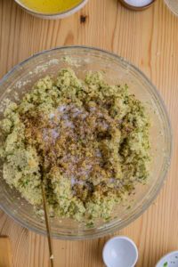 Falafels - Ajouter le cumin, la coriandre en poudre et le sel.