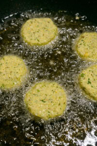 Falafels - Frire environ 5 minutes, jusqu'à ce que les falafels soient d'un brun doré profond.