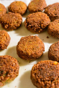 Falafels - Les égoutter sur du papier absorbant.