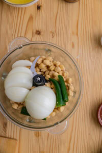 Falafels - Ajouter les pois chiches égouttés.