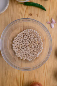 Falafels - La veille, mettre les pois chiches secs dans un grand saladier et les couvrir largement d'eau : ils vont doubler, voire tripler de volume.
