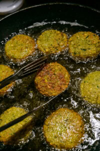Falafels - Les retirer de l'huile avec une écumoire.