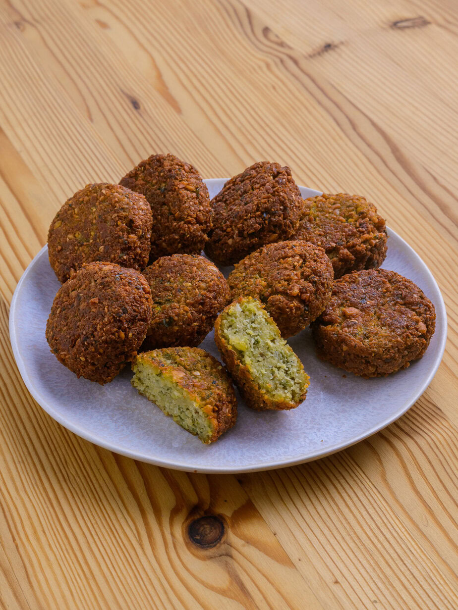 Falafels dorés, un falafel coupé en deux