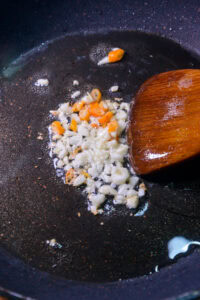 Gua bao - Faire revenir l'ail et le piment.