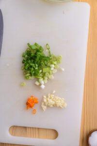 Gua bao - Hacher l'ail, le piment et l'oignon vert.