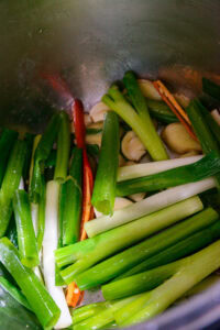 Gua bao - Faire revenir le gingembre, les piments, l'ail et les oignons verts.