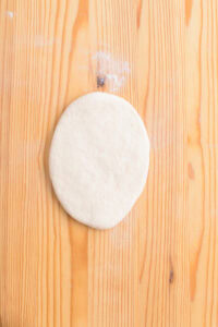 Gua bao - Aplatir chaque boule en ovale.