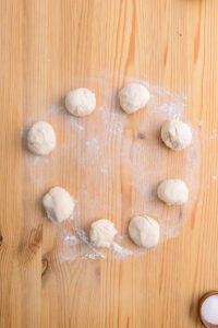 Gua bao - Rouler chaque portion en boule.