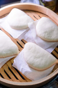 Gua bao - Baisser à feu moyen-doux et cuire 10 minutes à la vapeur.