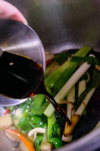 Gua bao - Ajouter la sauce soja light et le doubanjiang.
