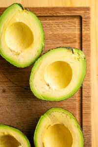 Guacamole - Retirer le noyau en le frappant avec la lame du couteau pour l'y planter, puis en tournant pour le dégager.
