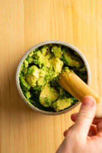 Guacamole - Écraser au tejolote trois ou quatre fois seulement : on veut des morceaux de la taille d'un ongle entourés de chair crémeuse, pas une purée.