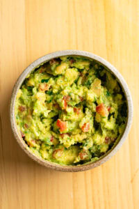 Guacamole - Mélanger doucement, en ramenant la préparation de bas en haut, pour répartir les ingrédients sans écraser les morceaux d'avocat.