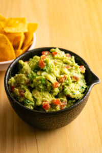 Guacamole - Servir immédiatement, dans le molcajete, avec des totopos : le guacamole est à son meilleur deux minutes après avoir été fini.