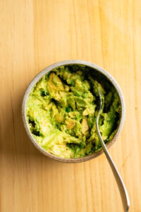 Guacamole - Mélanger à la cuillère, sans écraser davantage : à partir de ce moment, le tejolote ne sert plus.