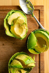 Guacamole - Prélever la chair entière à la cuillère.
