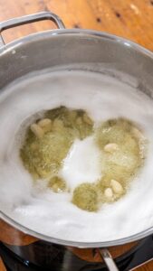 Haricots blancs en pleine ébullition dans l'eau au bicarbonate de soude