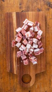 Lard salé coupé en cubes sur une planche à découper