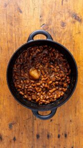 Haricots à la bostonienne cuits 6 heures au four, dans la cocotte sans couvercle