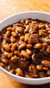 Bol de haricots à la bostonienne servis chauds