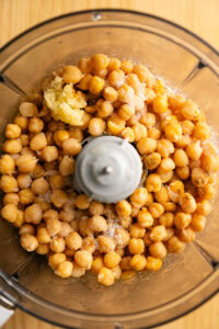 Houmous - Ajouter l'ail, le jus de citron, le cumin et le sel.