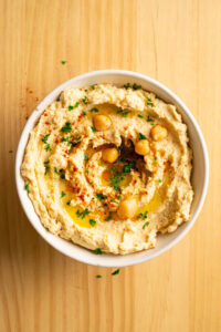 Houmous - Décorer de paprika, de persil et de quelques pois chiches entiers.