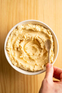 Houmous - L'étaler vers l'extérieur avec le dos d'une cuillère et former un léger creux au centre.