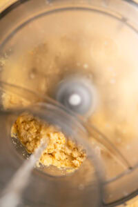 Houmous - Laisser le robot tourner et verser l'eau froide progressivement, jamais en une seule fois.
