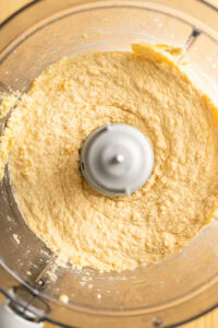 Houmous - Continuer à mixer jusqu'à ce que le houmous soit clair, lisse, léger et facile à étaler à la cuillère.