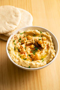 Houmous - Servir avec du pain arabe chaud.