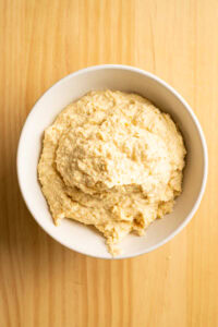 Houmous - Transférer le houmous dans un plat de service plat ou un large bol.