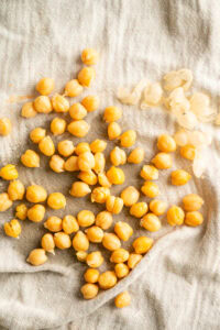 Houmous - Frotter les grains ou les rincer doucement pour retirer le plus possible de peaux détachées.