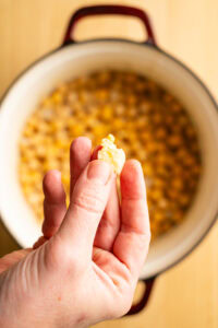 Houmous - Poursuivre la cuisson jusqu'à ce que les pois chiches soient très tendres, plus que pour une salade : un grain à point s'écrase presque entièrement entre deux doigts, sans résistance.