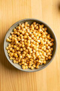 Houmous - En fin de trempage, les grains ont nettement gonflé et cèdent plus facilement sous la pression des doigts.