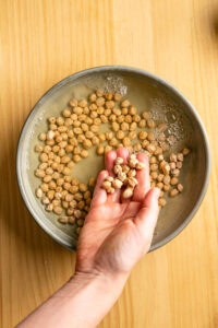Houmous - Rincer soigneusement les pois chiches sous l'eau froide.