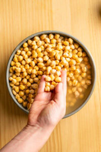 Houmous - Égoutter les pois chiches trempés et les rincer plusieurs fois à l'eau claire, pour éliminer l'eau de trempage et les restes de bicarbonate.