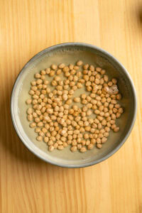 Houmous - Mettre les pois chiches dans un grand saladier, car leur volume augmente nettement au trempage, et les couvrir largement d'eau.