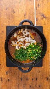 Jambalaya - Incorporer les champignons, les oignons verts et le persil.