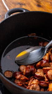 Jambalaya - Incliner la cocotte sur le côté pour rassembler la graisse fondue.