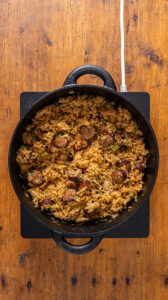 Jambalaya - Couvrir et cuire 30 à 45 minutes, jusqu'à ce que le riz soit tendre et ait absorbé le bouillon.