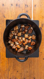 Jambalaya - Ajouter le poulet et le faire sauter environ 30 minutes, jusqu'à ce qu'il soit brun foncé sur toutes les faces et commence à attacher au fond de la cocotte. Ce n'est pas brûlé : c'est cette coloration qui donne au jambalaya sa couleur brune, il ne faut donc pas écourter cette étape.