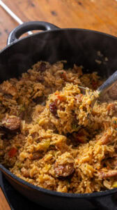 Jambalaya - Remuer délicatement toutes les 15 minutes, en ramenant le riz du fond vers le dessus.